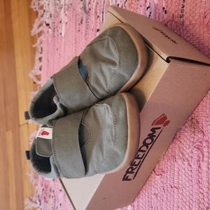 Splay Explore Pine Kids size 4Y (4 Youth/6 Women)